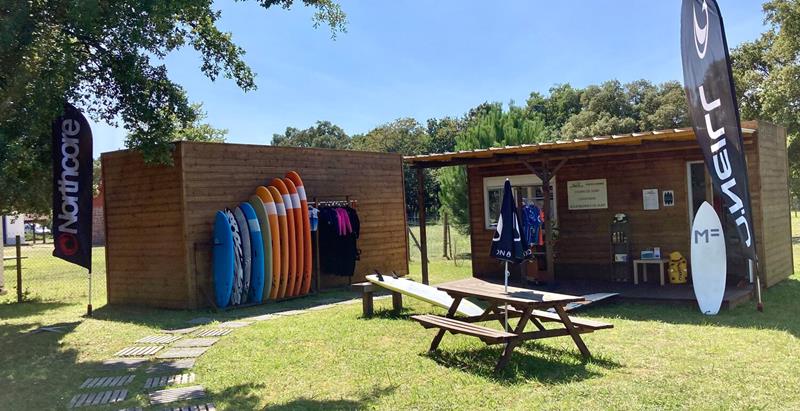 Une école de surf loin de la cohue de la Côte des basques.